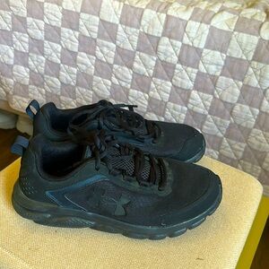 Woman’s Under Armour Sneaker Charged assert